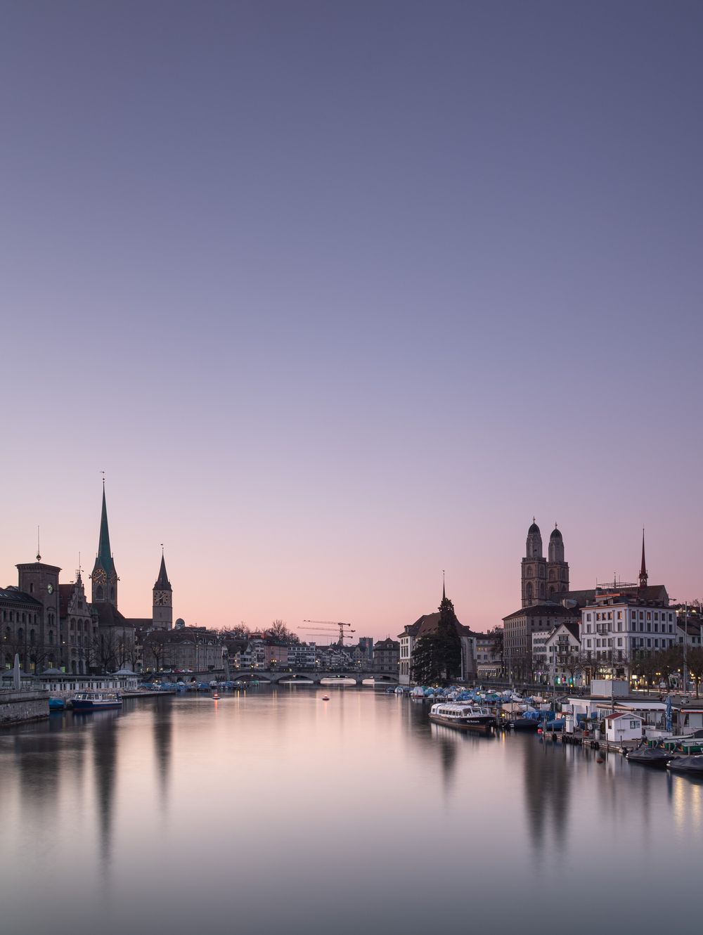 Zürich mit Limmat, Fraumünster und Grossmünster in der Abenddämmerung