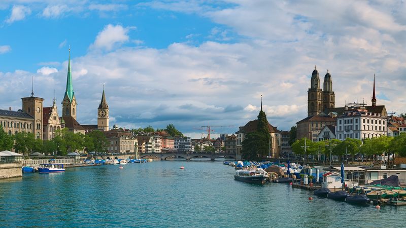 Blick von der Quaibrücke auf die Limmat und die Zürcher Altstadt