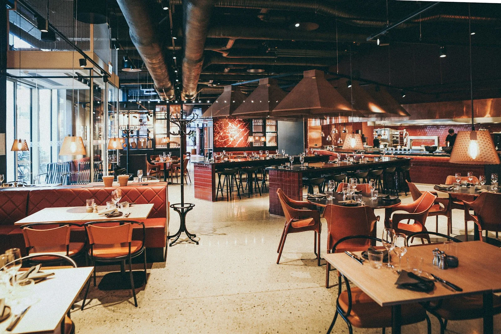 Warmer Gastraum der Osteria am Abend