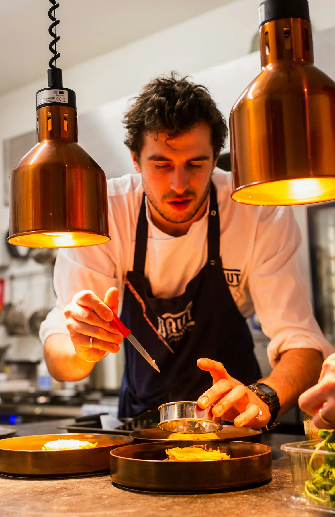 Koch bei der Arbeit in einer Restaurantküche